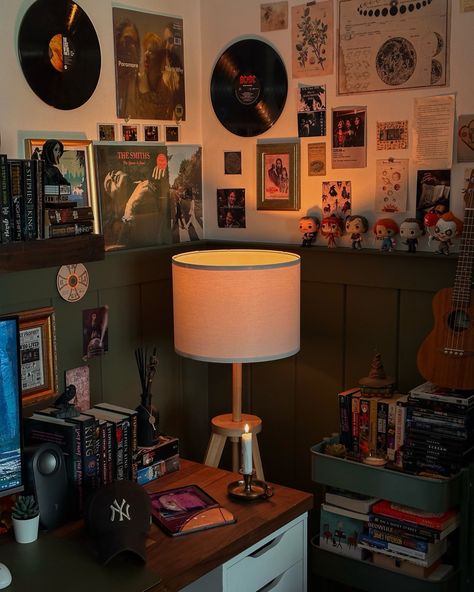 Academic Room Aesthetic, Geezatrix Room, Writers Bedroom, Nerd Bedroom Aesthetic, Cool Room Decor, Room Redesign, Dreamy Room, Dream Room Inspiration, Room Makeover Bedroom