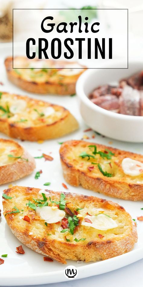 Garlic crostini on a white background. Roast Beef Crostini Appetizers, Crustini Appetizers Garlic, Crostini Bread, Garlic Crostini, Light Foods, Crostini Appetizers, Crostini Recipes, Pickled Garlic, Baked Cheese