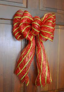 Deco Mesh Bows, Making A Bow, Deco Mesh Ribbon, Mesh Bows, Diy Bows, Navidad Diy, Pipe Cleaners, Christmas Bow, Mesh Ribbon