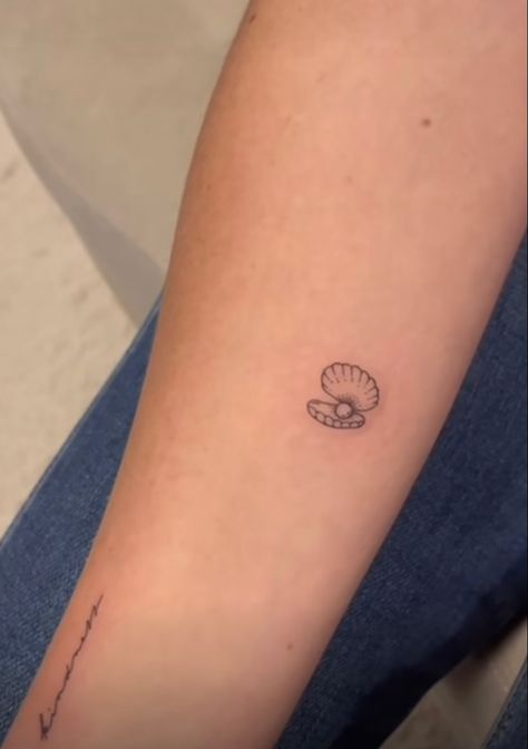 Aquamarine Tattoo, Danish Tattoo, Maine Inspired Tattoo, Tiny Sea Shell Tattoo, Daylight Tattoo, Tiny Sand Dollar Tattoo, Dainty Shell Tattoo, 17 Tattoo, Sea Shell Minimalist Tattoo