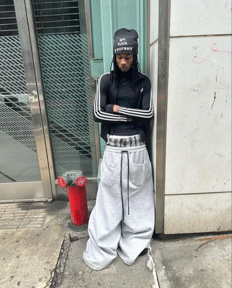 Avant Garde Fashion Street, Underground Clothing, Joggers Outfit, Street Fashion Men Streetwear, Avant Garde Fashion, Grey Joggers, Streetwear Men Outfits, Mode Inspo, Fashion Images