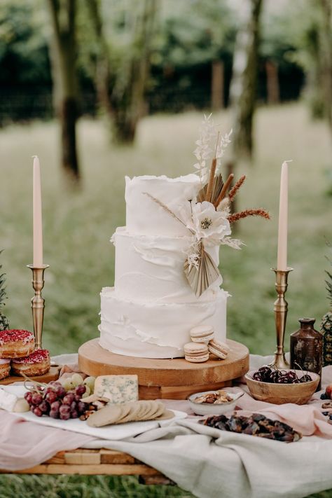 Country Wedding Cake Table, Cottage Core Dessert Table, Table Cake Wedding, Wedding Pastry Table Ideas, Brides Cake Table Ideas, Boho Dessert Table Wedding, Boho Cake Table, Boho Wedding Cake Table, Boho Wedding Dessert Table