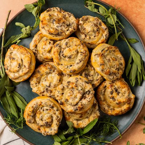 Mushroom Crescent Roll Appetizer, Vegetarian Pinwheels, Mushroom Pinwheels, Mushroom Rolls, Crescent Roll Appetizers, Mushroom Filling, Pastry Ideas, Mushroom Appetizers, Cheese Pinwheels