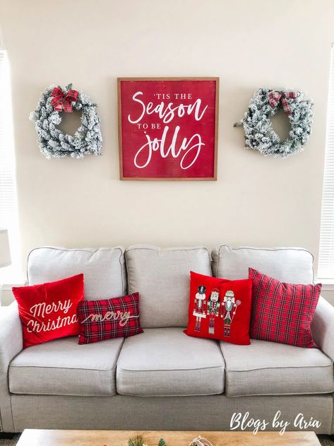 Cozy Christmas Living Room, Christmas Decorations Apartment, Flocked Christmas Trees Decorated, Christmas Apartment, Simple Christmas Decor, Christmas Kitchen Decor, Christmas Decorations Living Room, Flocked Christmas Trees, Christmas Living Rooms