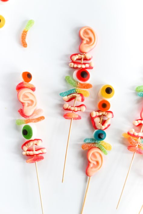 Halloween Monster Candy Kabobs or Swizzle Sticks // Salty Canary Float Drinks, Fiesta Decor, Candy Kabobs, Dulces Halloween, Halloween Appetizers, Halloween Baking, Halloween 1, Swizzle Sticks, Candy Favors