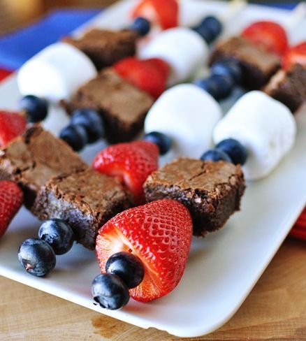 4th of July Recipe: brownie, fruit, marshmallow kabob Fruit Kebab, Fruit Kebabs, Fresh Fruit Recipes, Fruit Kabobs, 4th Of July Desserts, Fourth Of July Food, God Mat, Think Food, Snacks Für Party