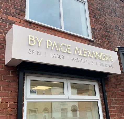 Salon Shop Sign, Salon Shop Front Ideas, Beauty Salon Outside Design, Beauty Salon Signage Outdoor, Hair Salon Signs Ideas Outdoor, Saloon Logo Ideas, Salon Name Board Design, Salon Front Design, Salon Signage Outdoor