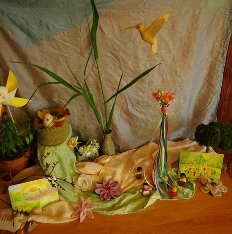 passengers on a little spaceship: may day nature table Mini Maypole, Waldorf Rhythm, Waldorf Spring, Spring Nature Table, Waldorf Teacher, Waldorf Crafts, Nature School, Waldorf Education, Winter Table