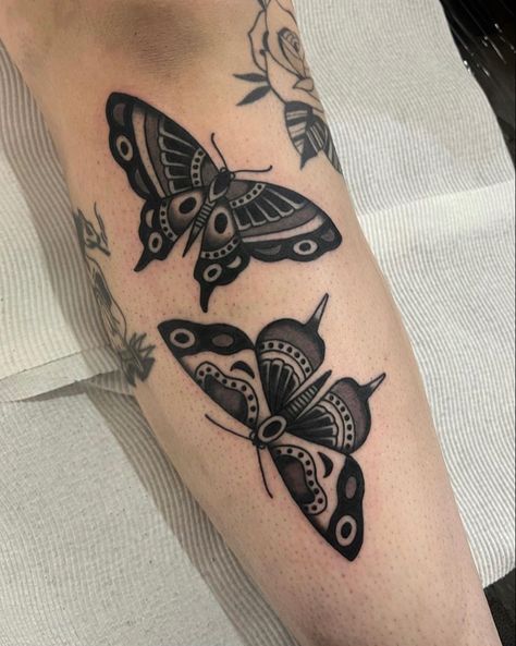 Tattoo Papillon, Traditional Butterfly Tattoo, Minimalist Tattoo Ideas, Tattoo Concepts, Moth Tattoo, Traditional Tattoo Art, Time Tattoos, Feminine Tattoos, Piercing Tattoo