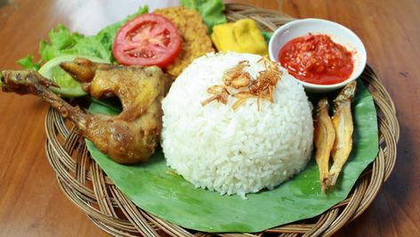 Membuat nasi uduk yang simpel dan mudah. Ayam Kremes, Ayam Teriyaki, Ayam Bakar, Chicken Rolls, Magic Recipe, Indonesian Food, Hearty Soups, Culinary Skills, Fresh Juice