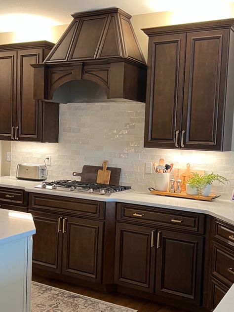 Dark cabinets with lighter counters and backsplash. Kitchen With Dark Brown Cabinets, Refresh Kitchen, Dark Brown Kitchen Cabinets, Dark Brown Kitchen, Kitchen Cabinets And Backsplash, Dark Brown Cabinets Kitchen, Dark Wood Kitchen Cabinets, Backsplash With Dark Cabinets, Decor Kitchen Ideas