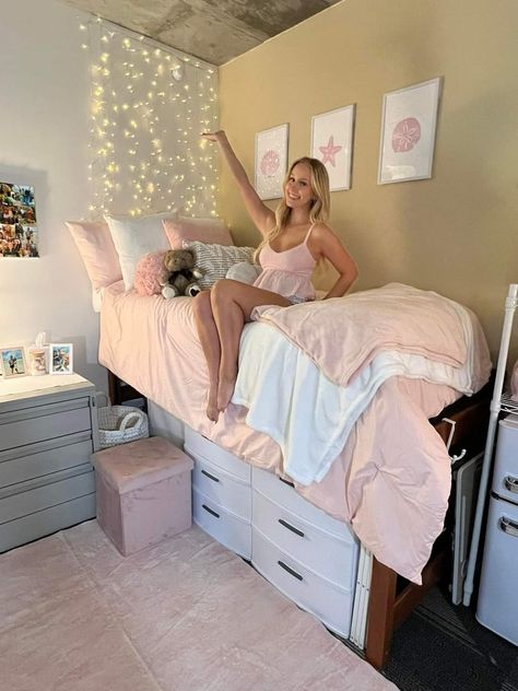 Aesthetic Pink Dorm Room, Ut Austin Dorms Jester, Top Bunk Dorm Ideas, Cute College Dorm Decor, Dorm Common Area Decor, Realistic College Dorm, Simple Pink Dorm Room Ideas, Dorm Bed Aesthetic, Raised Dorm Bed