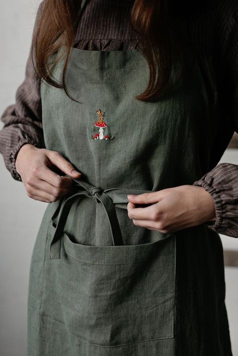 Apron Embroidery Ideas, Embroider Apron, Apron Aesthetic, Apron Embroidery, Traditional Aprons, Embroidery Aprons, Embroidery Kitchen, Forest Theme Wedding, Apron Cooking