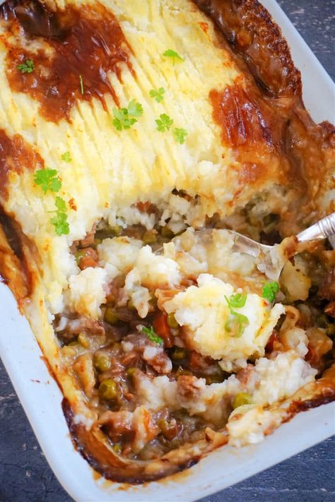 Leftover Roast Beef Cottage Pie made with leftover gravy, mashed potatoes and veggies, a delicious meal that best describes that comfort food is all about. It's packed with fantastic flavours, and it uses up any leftovers from a nice roast beef dinner. Quick, easy, and great for the whole family. Roast Beef And Mashed Potatoes, Beef Cottage Pie, Leftover Roast Beef Recipes, Turkey Pot Pie Recipe, Leftover Gravy, Leftover Pot Roast, Spaghetti With Ground Beef, Roast Beef Dinner, Cottage Pie Recipe