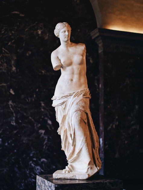 Statue of Venus de Milo in the museum Venus Pictures, Famous Impressionist Paintings, Greek Goddess Statue, Venus Images, Sculpture Images, Dark Academia Wallpaper, Love Statue, Famous Sculptures, Mermaid Statues