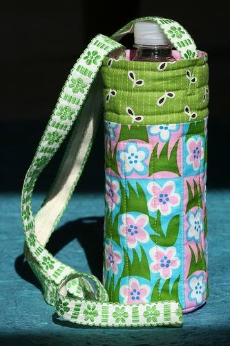 Bag Holder Pattern, Diy Water Bottle, Water Bottle Carrier, Water Bottle Bag, Sew Ins, Sewing Tutorials Free, Beginner Sewing Projects Easy, Bottle Carrier, Bottle Bag