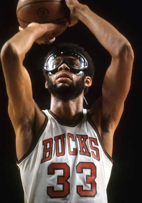 Classic Photos of Kareem Abdul-Jabbar | Sports Illustrated Bucks Basketball, Abdul Jabbar, Basket Nba, Kareem Abdul, Kareem Abdul Jabbar, Bola Basket, Sport Nutrition, Hoop Dreams, Basketball Photography