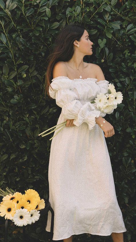 Click to shop outfit + more photos! Sarah Butler of @sarahchristine wearing Sleeper Michelin off-the-shoulder puff sleeve linen midi dress in in Seattle, Washington. Sarah Butler, Linen Midi Dress, Foto Poses, Dress Inspo, Virtual Closet, Seattle Washington, Mode Vintage, Dress Floral, Fashion Poses