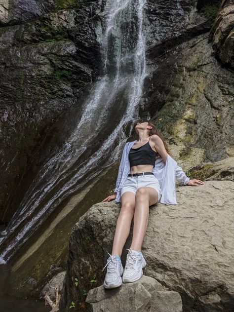 Photoshoot Near Waterfall, Photos Near Waterfall, Poses With Waterfall, Outfits For Waterfalls, Poses At Waterfalls, Poses In Waterfall, Poses At Mountains, Waterfall Photo Ideas, Waterfalls Outfit