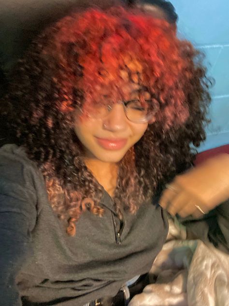 red pink two tone curly egirl dyed hair inspiration Curly Hair Colored Ideas, Ways To Dye Curly Hair, Two Tone Curly Hair, Red Highlights Curly Hair, Dyed Hair Curly, Curly Dyed Hair Natural Curls, Curly Hair Dye, Egirl Inspo, Pink Egirl