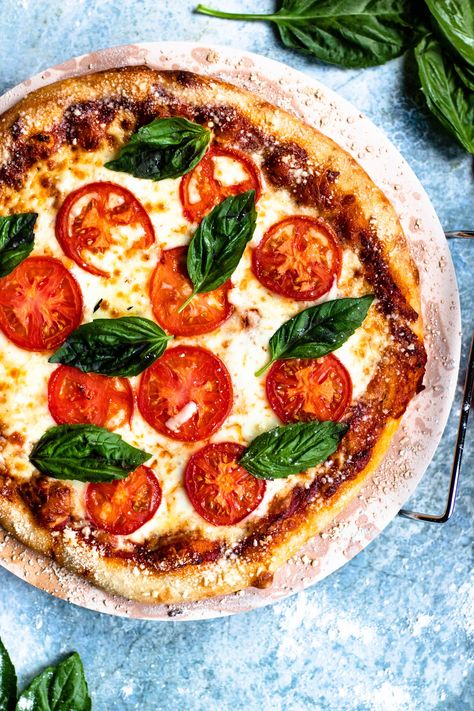 This homemade Margherita Pizza Recipe is a fantastic dish to make at home, and especially fun to make with kids! You only need a few ingredients to make this Italian speciality. Click here for tips and tricks of how to make homemade pizza sauce and also how to level up your crust! Homemade Margherita Pizza, Margherita Pizza Recipe, Easy Tiramisu Recipe, Margarita Pizza, Italian Pizza Recipe, Pizza Roll, Pizza Sauce Homemade, Making Homemade Pizza, Classic Italian Dishes