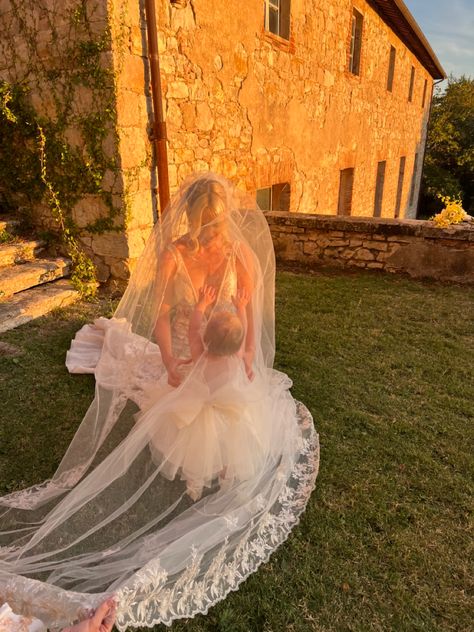 Bride and daughter. Bride and daughter. Bride and flower girl. Flower Girl Aesthetic Wedding, Daughter Flower Girl, Bride And Daughter, Bride And Flower Girl, Anti Bride, Bride Veil, Girls Dream, Wedding Photoshoot, Daughter Love