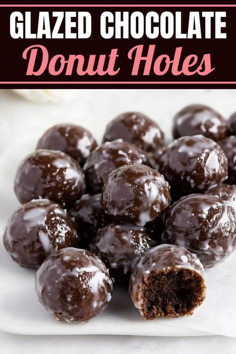 These glazed chocolate donut holes have a rich, moist interior and a sweet, glossy glaze. Every mouthful melts in your mouth, making them hard to resist. Chocolate Doughnut Muffins, Air Fryer Chocolate Donut Holes, Deep Fried Donut Holes, Blueberry Donut Holes Recipe, Homemade Munchkins Donut Holes, Chocolate Donut Holes Recipe, Chocolate Donuts Fried, Baked Donut Holes Recipes Easy, Donuts Holes Recipe