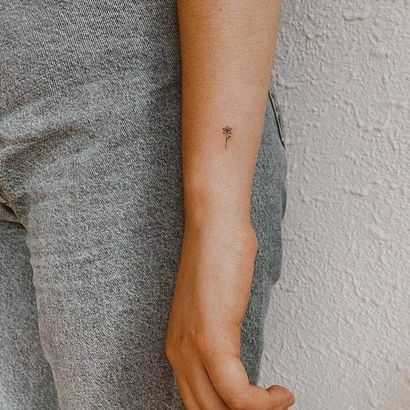 Cool Minimalistic Tattoos, Cute Places To Put Small Tattoos, Mini Flower Wrist Tattoo, Tiny Clover Tattoo Simple, Tattoo Ideas Daisy Flower, Wrist Tiny Tattoo, Simplistic Daisy Tattoo, Daisy Tattoo Dainty, Daisy Tattoo Small Wrist