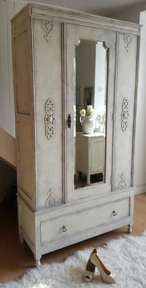 Shabby Chic Bedrooms Romantic, Shabby Chic Romantic Bedroom, Anne Sloan, Shabby Chic Wardrobe, Bedroom Romantic, Shabby Chic Sofa, Smart Tiles, Chic Wardrobe, Shabby Chic Room