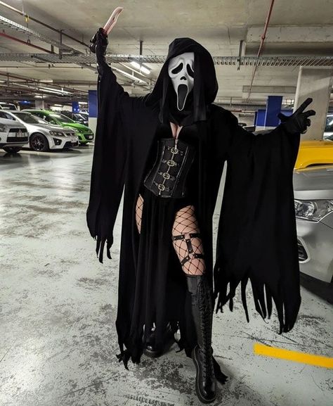 Scream Halloween Costume, Ghostface Costume, Goth Halloween Costume, Scream Outfits, Scream Costume, Horror Halloween Costumes, Classy Halloween Costumes, Scream Halloween, Horror Costume