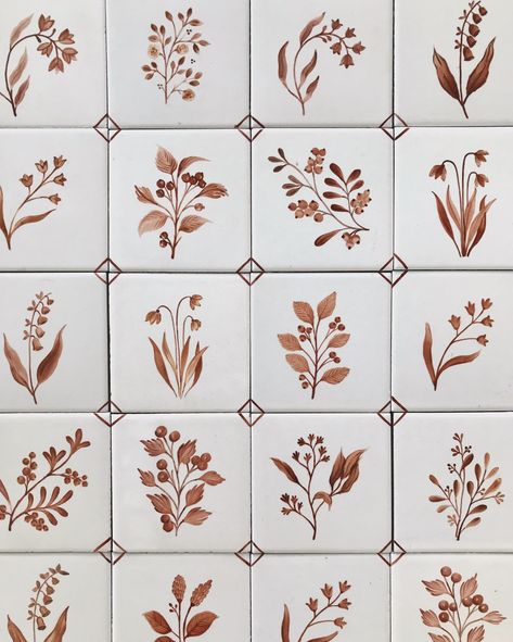 Celebrating simple, timeless browns in today’s post. Contrary to the pop of colour that our work usually has, a large number of kitchen tile projects that we do are in earthy, muted browns. Over the past few years, we’ve painted an incredible variety in just brown tiles, from delicate florals to playful, personalised tiles that tell you the family story! They all might be brown, but each custom tile project was unique in its own way! Swipe to see how different they all are :) Which of these d... Diy Delft Tile, Hand Painted Tiles Kitchen, Paint Tiles, Unique Tiles, Azulejos Tiles, Tile Artwork, Tiles Ideas, Painted Tiles, Hand Painted Tile