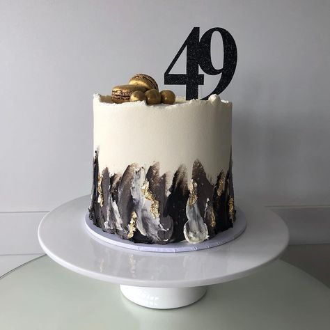 Ruby Makes on Instagram: “Textured buttercream cake 🖤 . . . . . . . . . . . #buttercream #buttercreamcake #cake #49 #birthday #birthdaycake #classycake #cakeart #art…” Christmas Dessert Recipes Easy, Textured Buttercream Cake, Birthday Cake For Papa, Desserts For Christmas, Birthday Cake For Father, Textured Buttercream, Father's Day Cake, Vintage Heart Cake, Modern Birthday Cakes