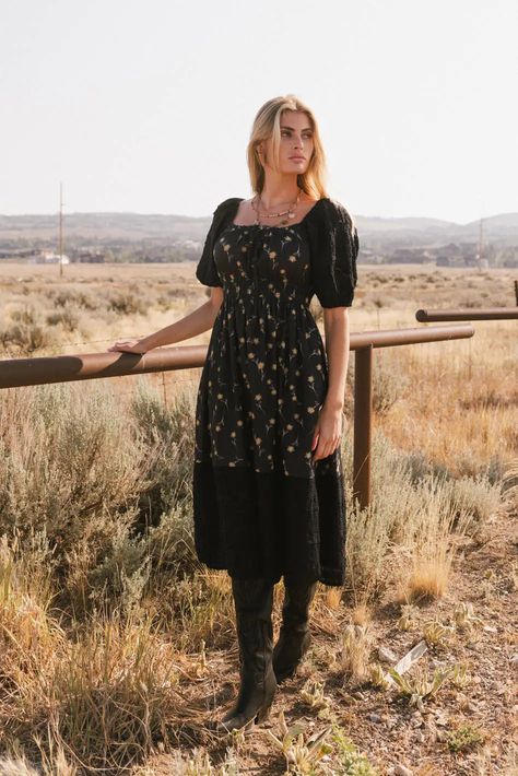 Midi dress in black Fall Party Outfits, Cottagecore Fall Outfits, Fall Party Outfit, Grunge Fall Outfits, Outfits With Scarves, Layering Outfits Fall, Fall Wardrobe Essentials, Tulle Midi Dress, Preppy Fall