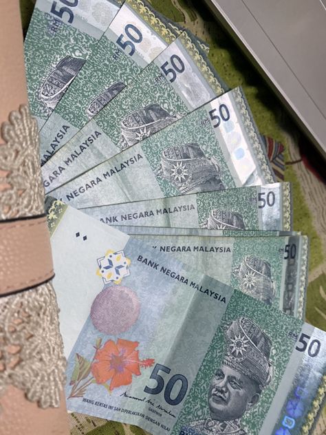 Malaysian Ringgit Money, Malaysian Money, Ringgit Malaysia, Car Outfit, 2025 Goals, Fesyen Islam, Money Vision Board, Money Collection, Mecca Wallpaper