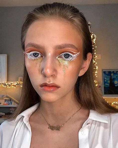 Halloween Angel Makeup, Angel Costume Makeup, Angel Makeup Ideas, Angel Wings Eyeliner, Costume Makeup Ideas, White Angel Costume, Angel Halloween Makeup, Hellfire Gala, Angel Y Diablo