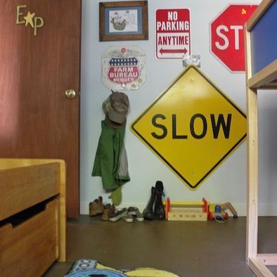 Edgy Teen Room, Street Signs Room Decor, Street Sign Decor, Graffiti Room, Bedroom Moodboard, Kid Bedrooms, Kids Bedroom Ideas, Signs Design, Train Design