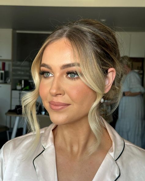 RACHEL PARKER | In my opinion, this is the ultimate bridesmaid glam🤍 throwback to @madiisonn.collier | Instagram Loose Curls Updo, Bridesmaid Bun, Updo With Bangs, Bridesmaid Glam, Modern Updo, Bridesmaid Hair Inspo, Curled Bangs, Formal Hairstyles Updo, Rachel Parker