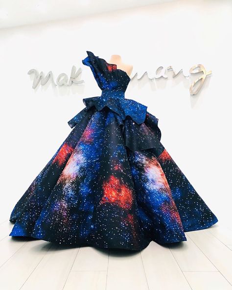 Mak Tumang, Debut Gowns, Gaun Abad Pertengahan, Fantasy Dresses, Fantasy Gowns, Fairytale Dress, Fantasy Dress, Gorgeous Gowns, Celebrity Dresses