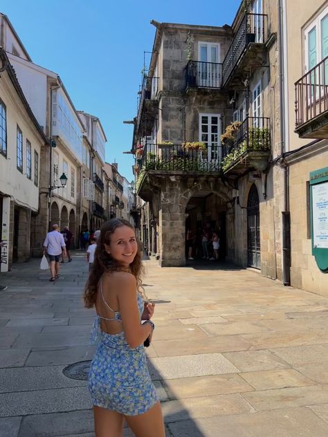 Tourist Photo Ideas, Spain Photo Ideas, Photo Ideas Travel, Inspiration Outfit Ideas, Travel Aesthetics, Insta Poses, Travel Picture Ideas, Vacation Photo, Spain Vacation