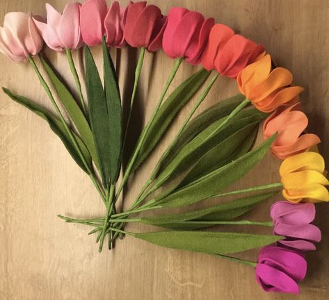 Felt Tulips, Felt Flowers Patterns, Felt Bouquet, Felt Flower Tutorial, Felt Flower Bouquet, Felt Flowers Diy, Weekend Crafts, Flowers Handmade, Easy Paper Crafts