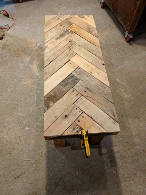 Pallet Bench Outdoor, Pallet Wall Ideas, Rustic Entryway Table, Wood Bench Outdoor, Diy Wood Bench, Reclaimed Wood Benches, Diy Wood Pallet Projects, Reclaimed Pallets, Wood Pallet Wall