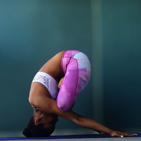 17 of the Most Impressive Yoga Poses on Instagram Impressive Yoga Poses, Crazy Yoga Poses, Lotus Pose Yoga, Asana Yoga Poses, Corepower Yoga, Yoga Playlist, Yoga Inversions, Yoga Photoshoot, Yoga Inspo