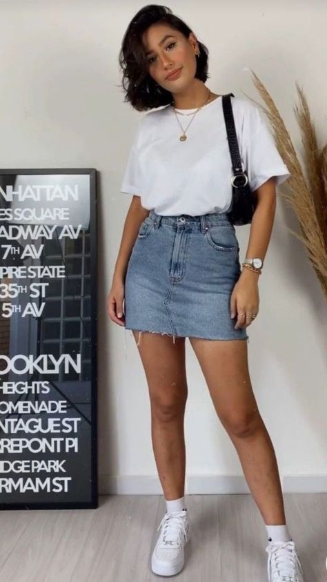 Jean Skirt Outfits Mini, Spring Outfits Basic, How To Style A Denim Skirt Short, Summer Short Skirt Outfits, How To Style Short Denim Skirt, Short Summer Skirt Outfit, Short Jean Skirt Outfits Summer, Short Denim Skirt Outfit Summer, Denim Skirt Outfit Short