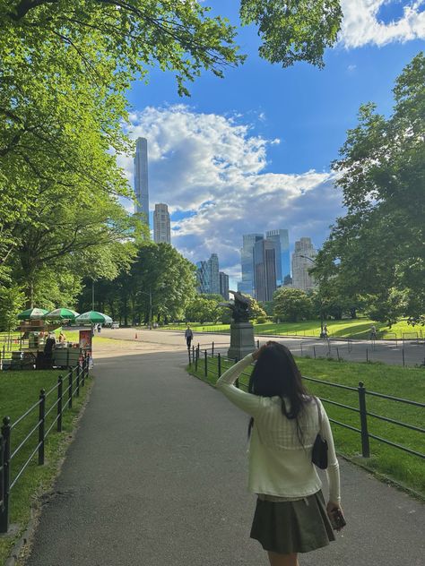 nyc • new york • summer 2024 • central park • inspo • aesthetic Central Park Date Aesthetic, Nyc Aesthetic Central Park, Nyc Aesthetic Lifestyle, Nyc Picture Ideas Aesthetic, Nyc Photo Poses, Cute Nyc Pics, Central Park Picture Ideas, New York City Picture Ideas, Park Poses Picture Ideas