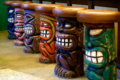 Inside a Hawaiian Restaurant, I saw these colorful Tiki Stool and decided to take some photograph. Tiki Bar Stools, Outdoor Tiki Bar, Hawaiian Restaurant, Tiki Statues, Tiki Bars, Outside Bars, Tiki Bar Decor, Tiki Decor, Tiki Totem