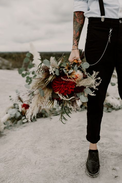 Un mariage rock et glamour sur une plage - la mariee aux pieds nus Red Rose Bouquet Wedding, Rose Floral Arrangements, Colored Wedding Dress, Wedding Cake Pictures, Red Rose Wedding, Trousers White, Rock Wedding, Grass Wedding, Rose Wedding Bouquet