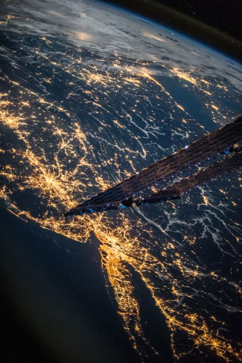 31 Spectacular Views Of Earth From Space Space Photography, Space Photos, Space Images, Space Pictures, Our Universe, International Space Station, Space The Final Frontier, Earth From Space, To Infinity And Beyond