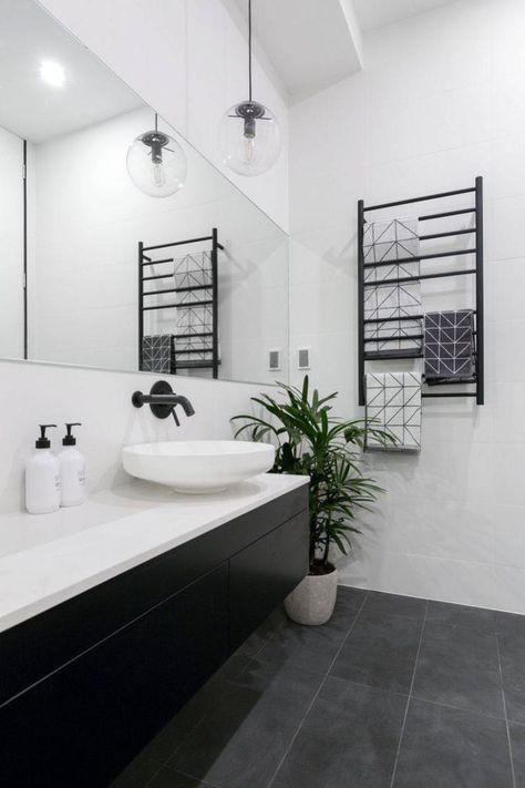 Minimal Bathrooms, Makeover Kamar Mandi, Minimal Bathroom, Black White Bathrooms, White Bathroom Designs, Bad Inspiration, Decor Baie, Bathroom Goals, 아파트 인테리어