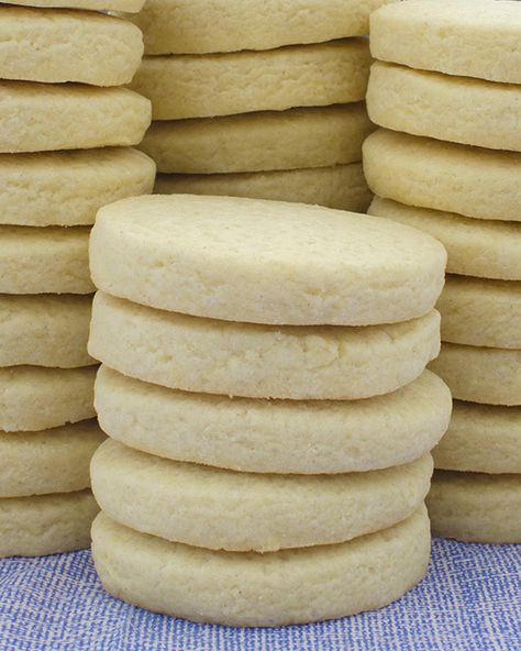 Basic Sugar Cookies - OMGChocolateDesserts.com Basic Sugar Cookie Recipe, Soft Sugar Cookies, Köstliche Desserts, Sugar Cookies Recipe, Cookie Cake, Cookie Desserts, Cupcake Cookies, Chocolate Desserts, Cookie Bars