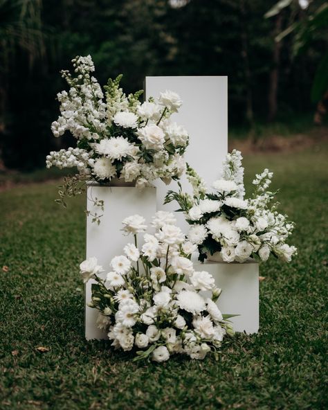 White Aesthetic Wedding Decor, Wedding Floral Aesthetic, Pillar Arrangements Wedding, Pedestal Flowers Wedding, Clear Plinths With Flowers, Flowers Down The Aisle Wedding, White Floral Aesthetic, Green White Wedding Flowers, Alter Florals